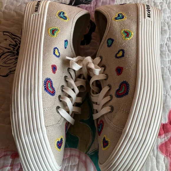 SeaVees Monterey Cream Platform Sneakers with Colorful Hearts  Embroidery SZ 9 - Picture 3 of 5